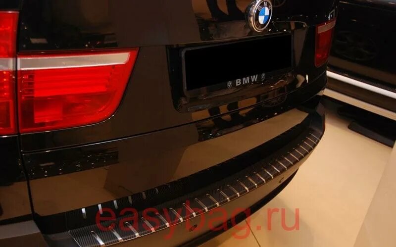 Задний бампер е70. Bmw e70 задний бампер. bmw x5 накладка бампера заднего карбон. bmw x5 e70 накладка на задний бампер. накладка на задний бампер бмв х5 е70.