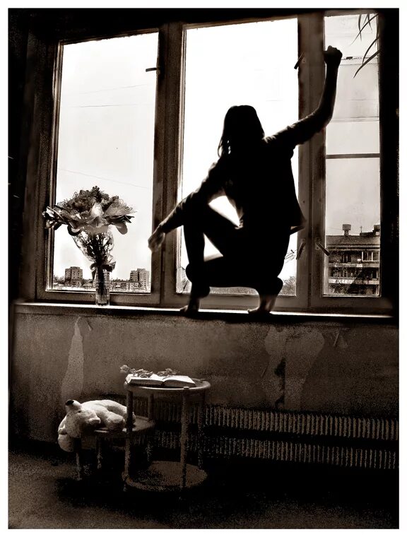 сидит на подоконнике. я выбирала жизнь стоя. фотосессия у окна. я выбирала жизнь стоя. человек на скале.