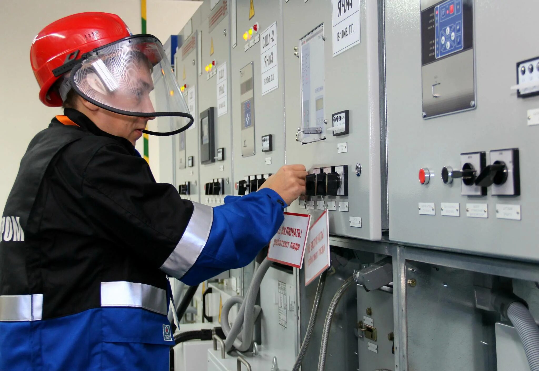Electrical cabinet. Электромонтер по эксплуатации электрооборудования. Электромонтер по эксплуатации электрооборудования. Монтаж систем электроснабжения. Профессия электромонтажник.