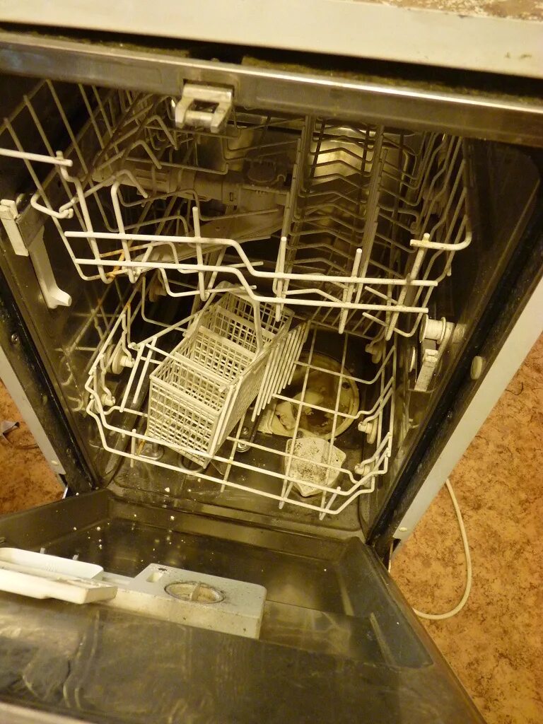 Почему посудомоечная машина стала. Посудомоечная машина Ханса вид снизу. Посудомойка бош подтекает снизу. Посудомоечная машина Электролюкс вид снизу. Посудомоечная машина бош течет снизу причины.