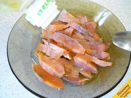 Белую форель солят