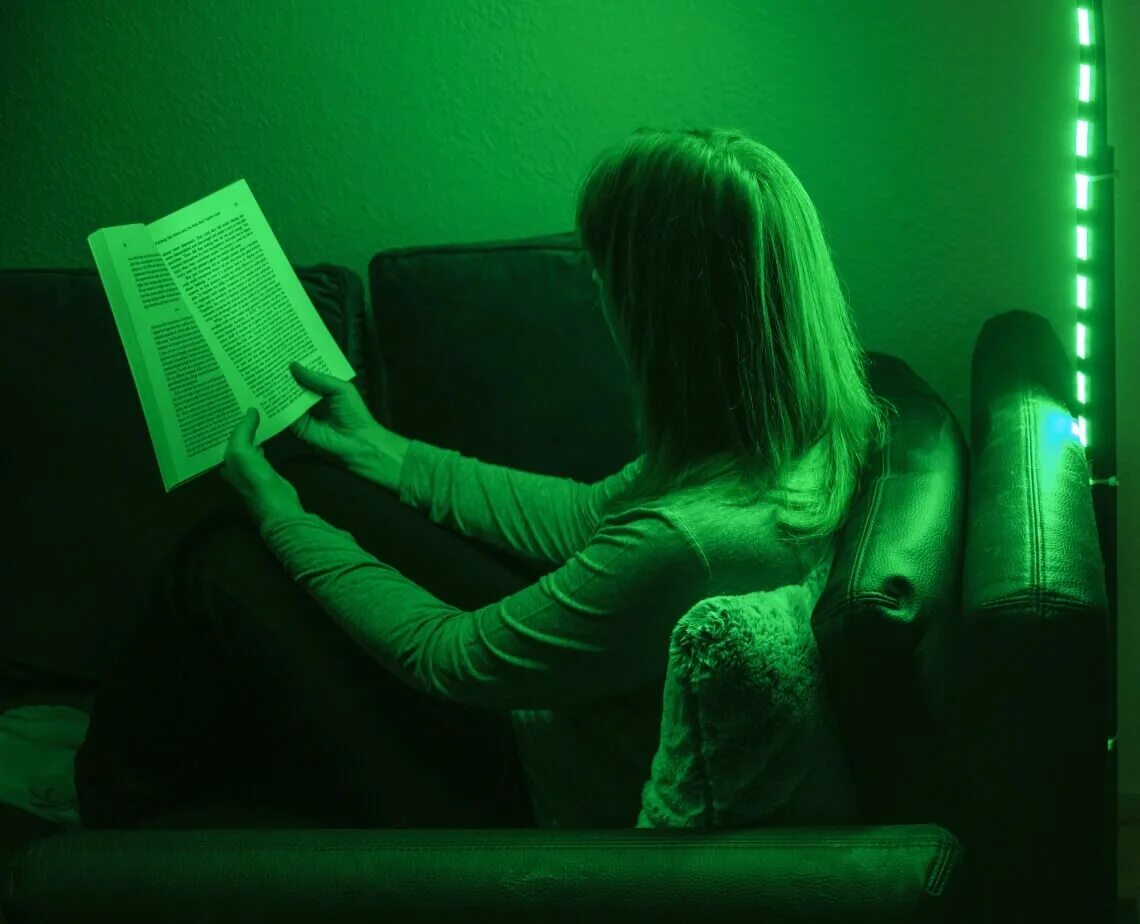 Под зеленым светом 25. Под зелёным светом. Комната в зеленом цвете. Зеленое освещение. Фототерапия.