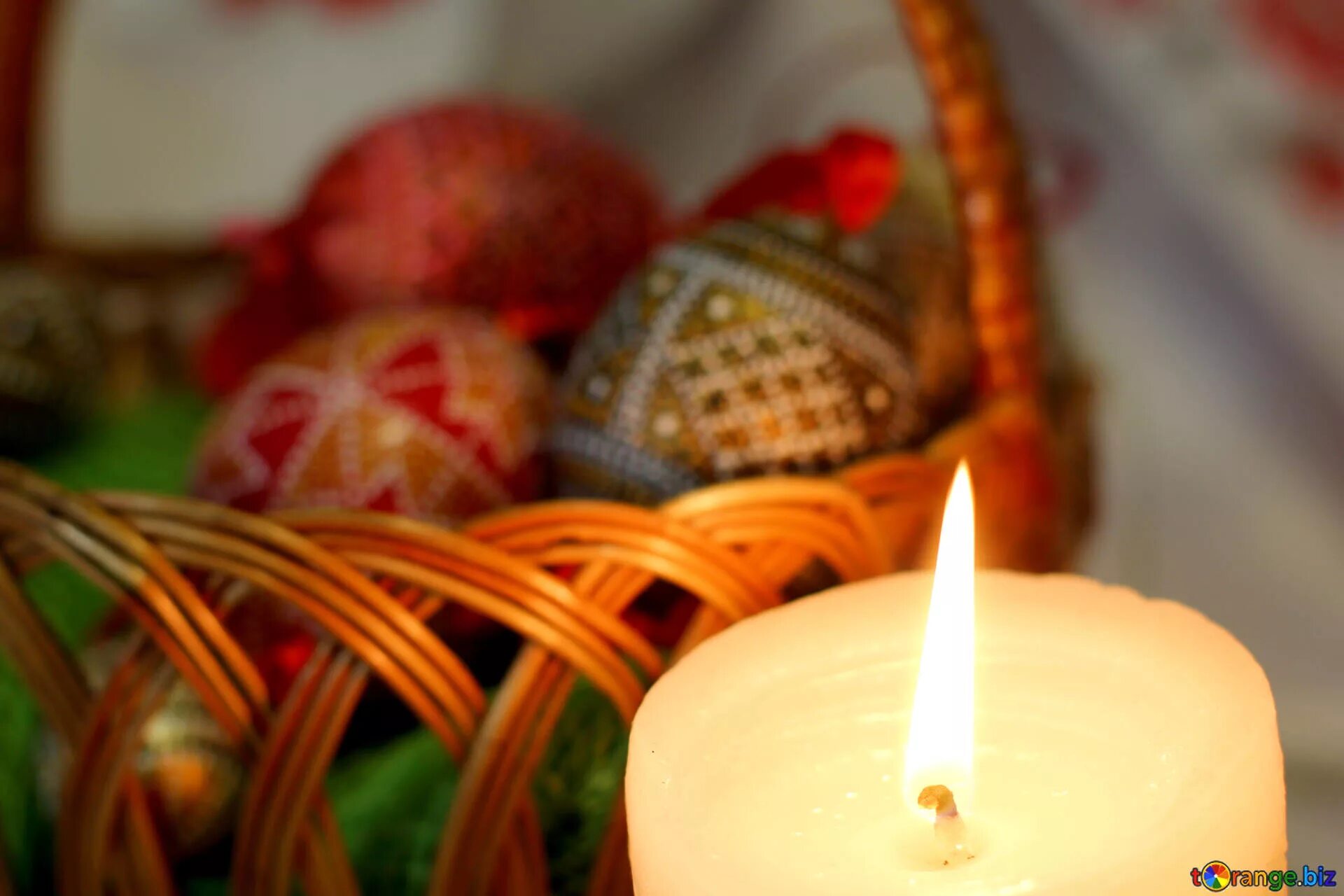 Свечи на пасху. Свечи в яичной скорлупе. Свечи на пасху. Нежные свечи. Пасха в храме свечи.