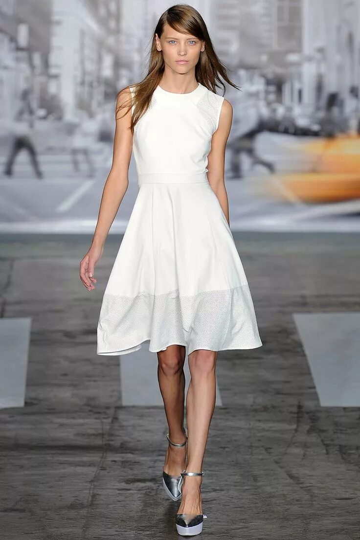 Модное белое платье. Платье валентино. Белое платья мода. Стильное белое летнее платье. Стильное белое платье.
