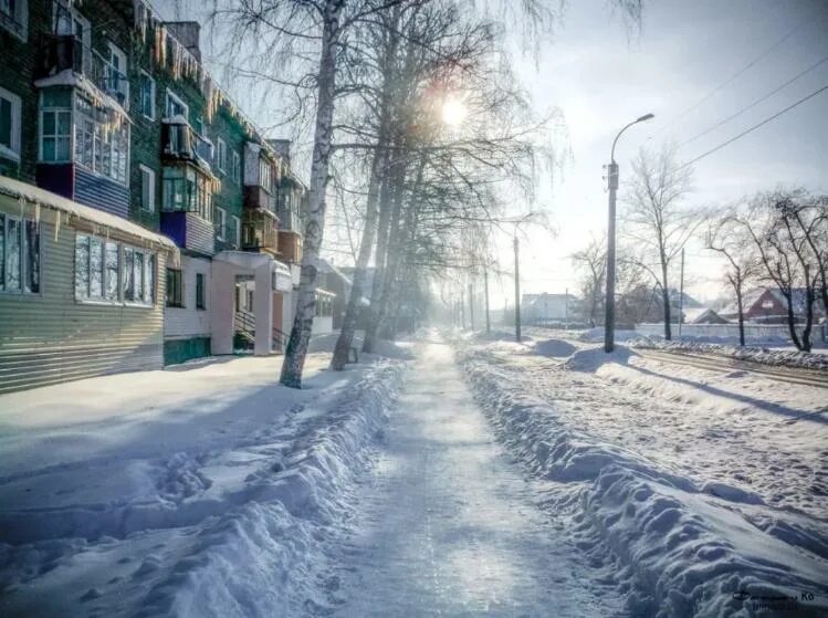 зима солнце город. улица зима солнце. весенний город. улица зима солнце. зимний город.