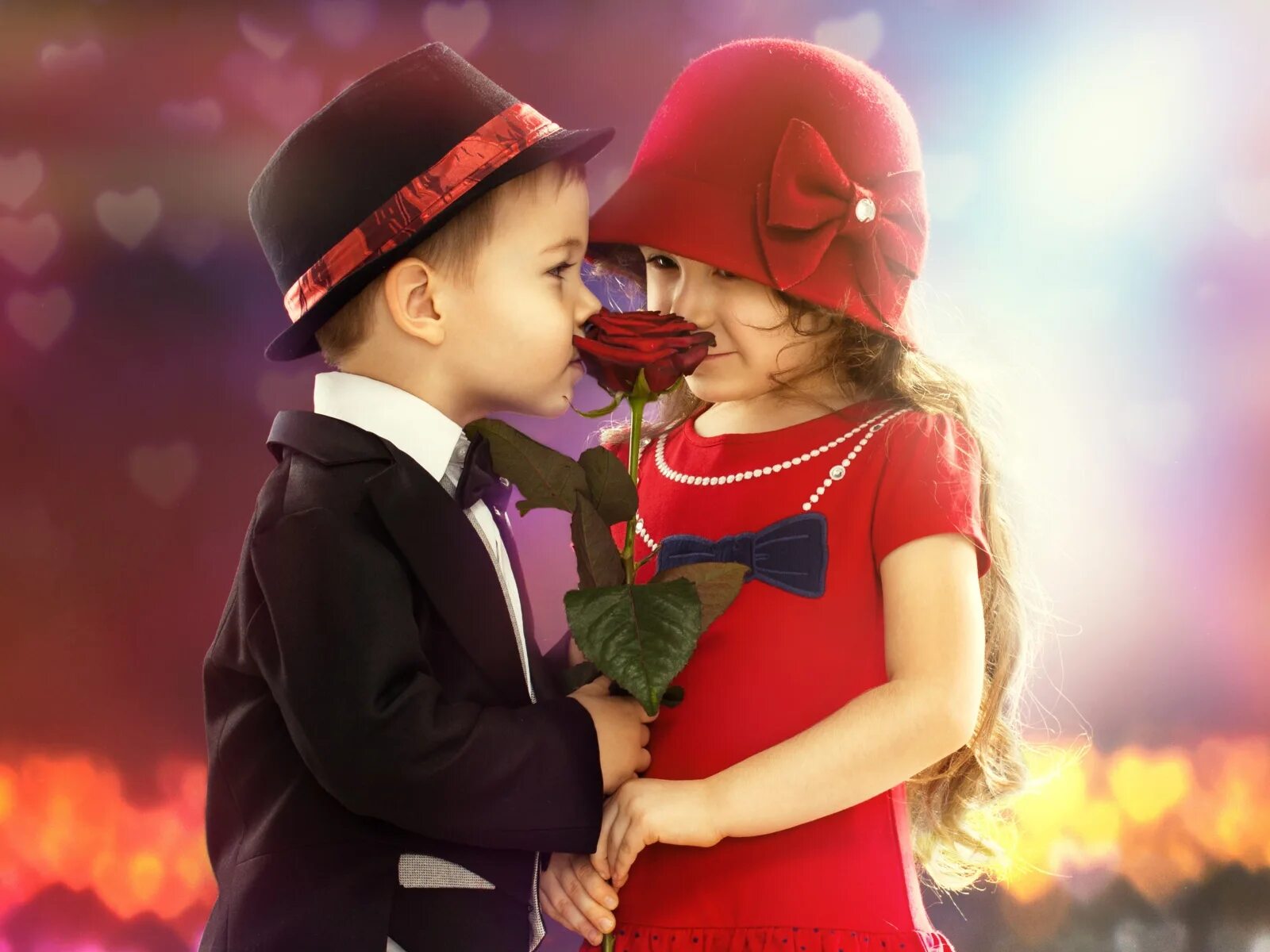 Детский поцелуй. Мальчик дарит девочке цветы. Красивые дети мальчик и девочка. Романтика.