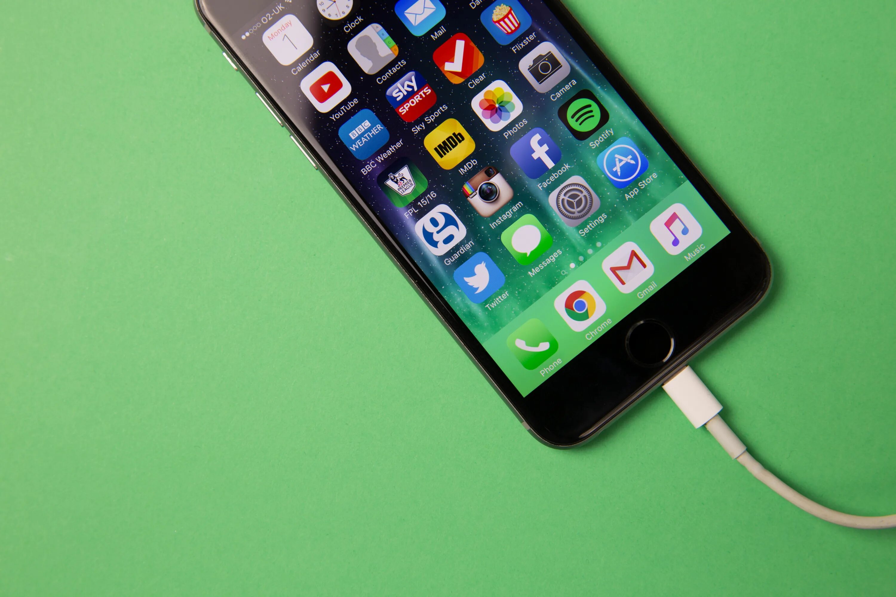 Iphone charge. Зарядка для айфона. apple iphone. заряд айфона.