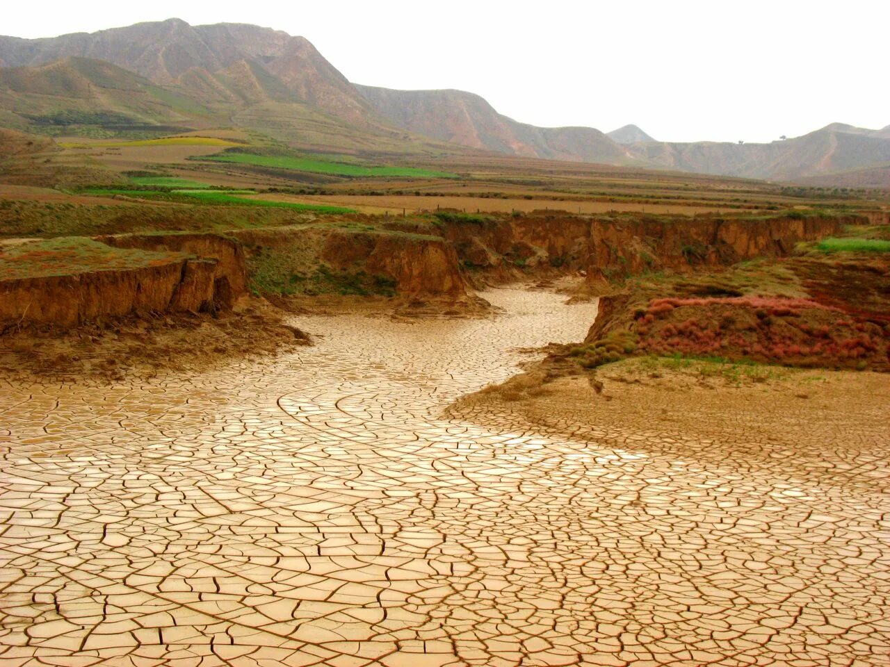 Изменение реки. Высохший ил. Зафиксировали засуху. Эрозия и деградация берегов Африки.