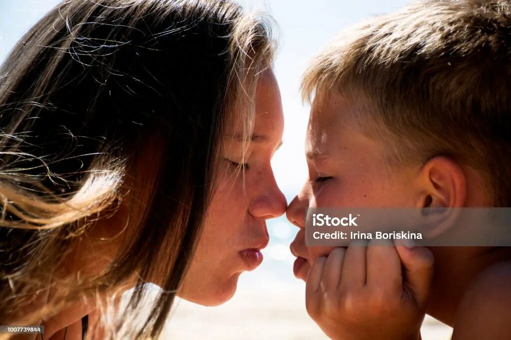 Поцелуй мужчины во сне. Мама целует перед сном. Сон целоваться с сестрой. Поцелуй с незнакомцем во сне. Сон целоваться с сестрой.