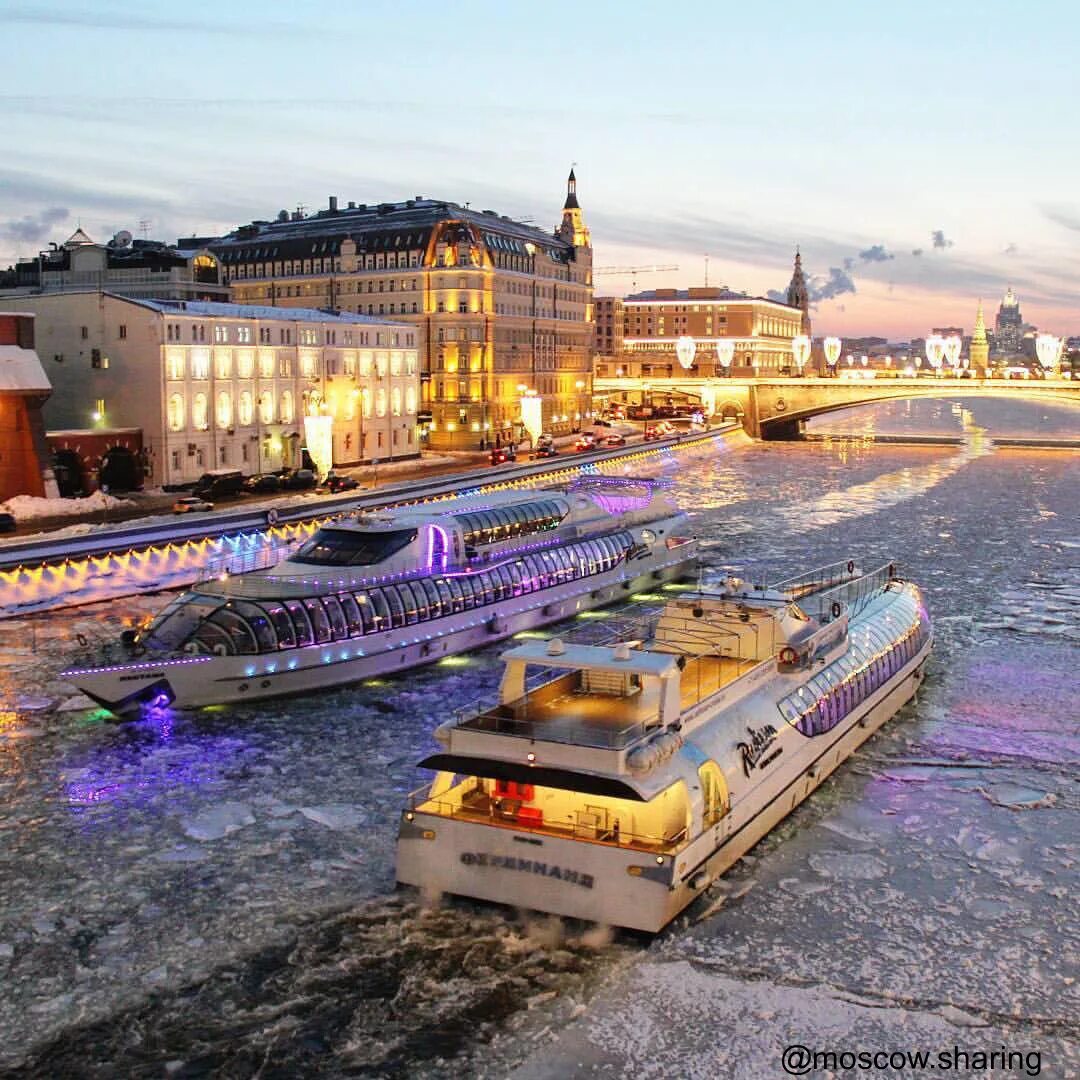кремль москва. чем заняться вечером в москве. девушка гуляет по москве. вечерняя прогулка по москве. парк зарядье висячий мост.