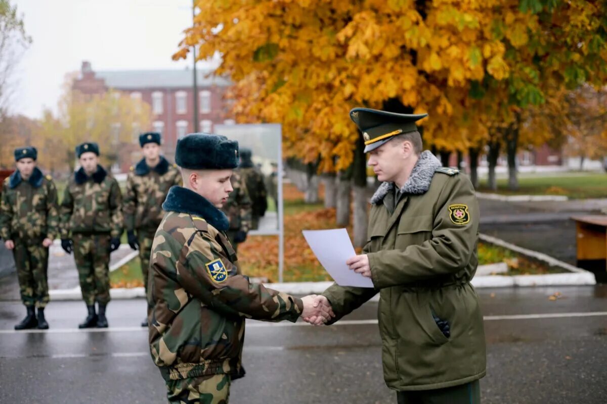 Военные уволенные в запас. Проводы военнослужащих уволенных в запас или отставку. Ритуал проводов военнослужащих уволенных в запас. Солдат в увольнении. Ритуал проводов военнослужащих, уволенных в запас или в отставку.