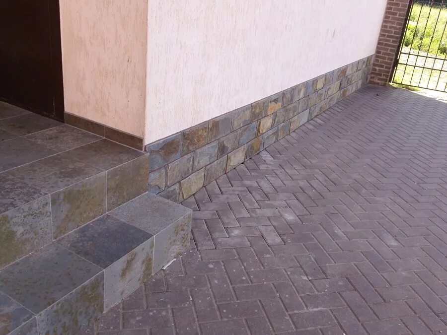 Отделка фундамента камнем. Материалы для облицовки цоколя. Фасад керамика термопанели. Отделка цоколя. Отделка фундамента плиткой.