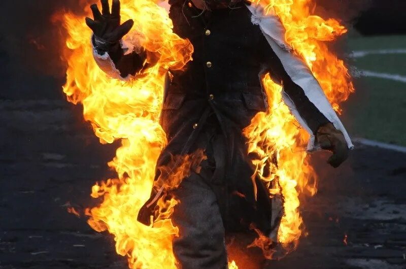 Что чувствует человек когда горит. Бегущий огненный человек. Что чувствует человек когда горит. Что чувствует человек когда горит. Пылающий огонь.