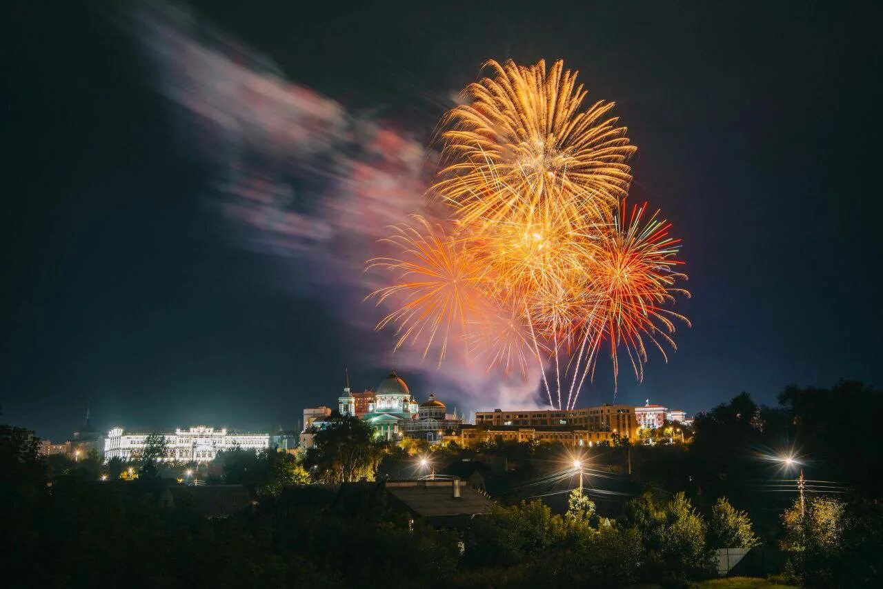 Курская битва салют. Курск 23 августа 2023. День города фейерверк. Салют фото.