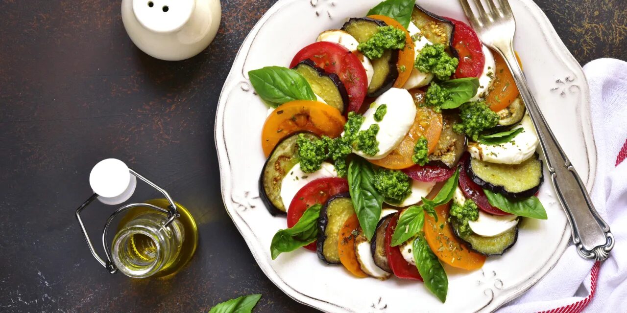 Овощной салат с бальзамическим соусом. Салат с жареными баклажанами. Тёплый салат с баклажанами. Салат с баклажанами с бальзамическим уксусом. Салат с баклажанами с бальзамическим уксусом.