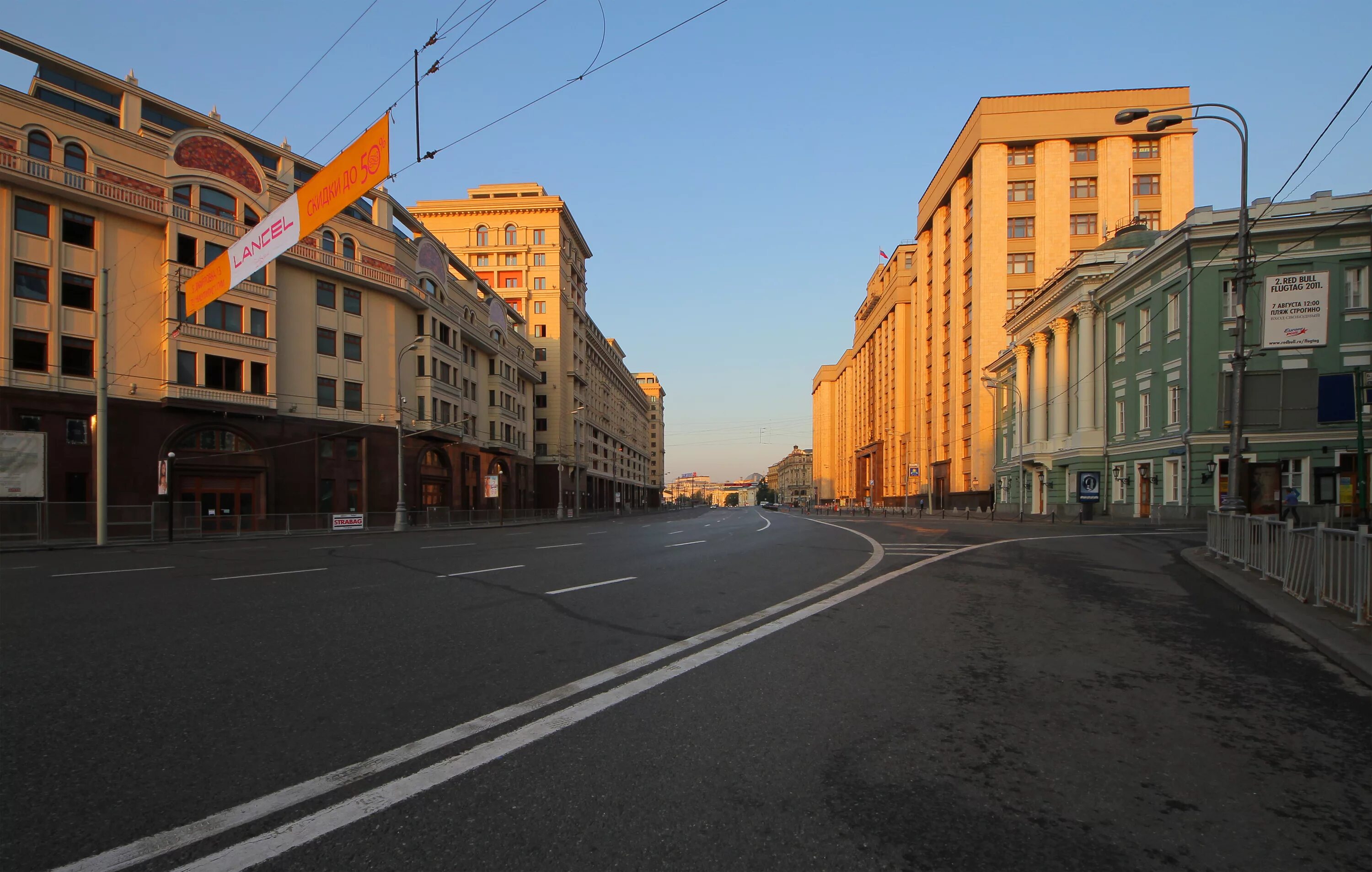 Улицы тет. Улица Охотный ряд Москва. Улица Охотный ряд Москва фото. На улице. Пустые улицы Москвы.