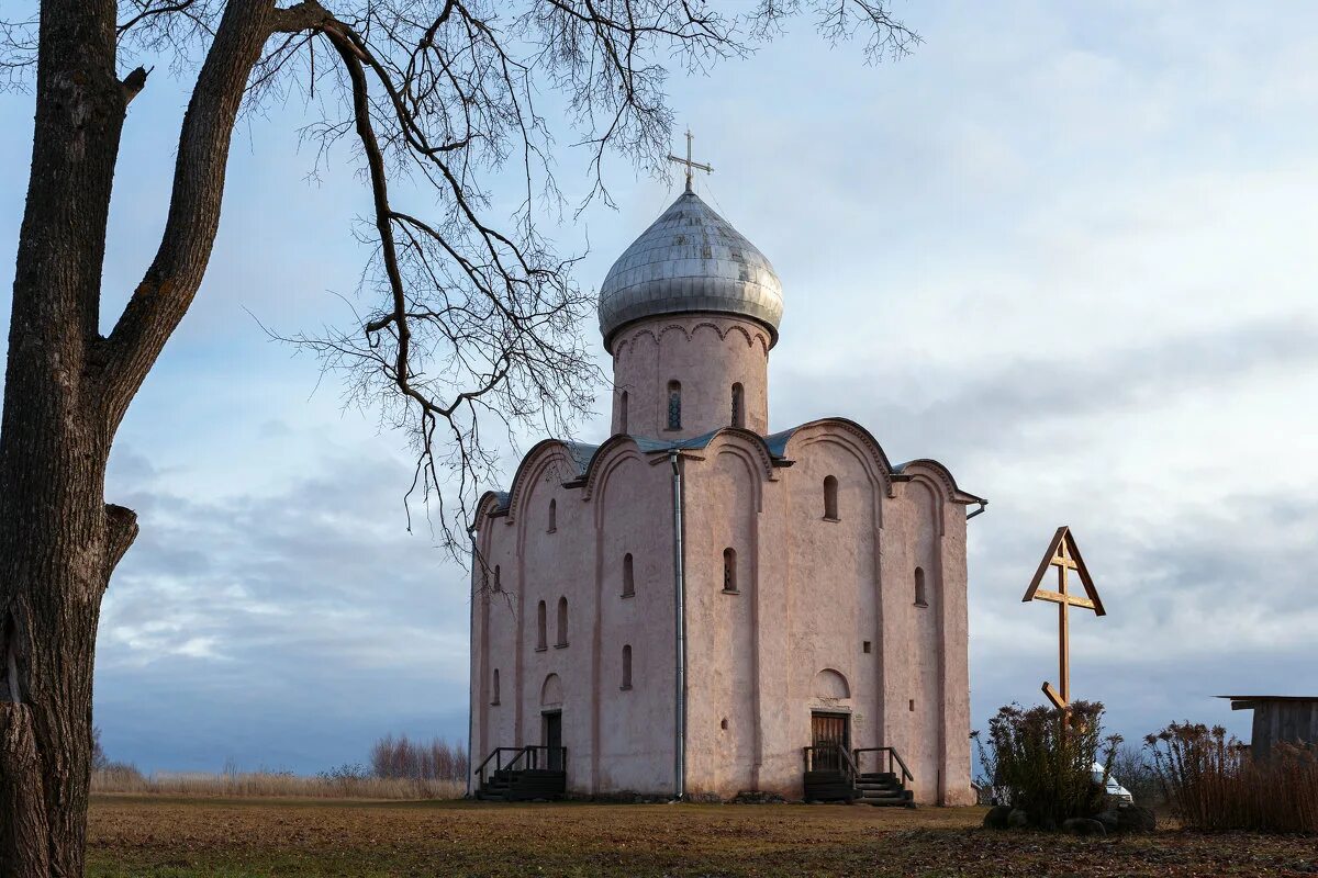 Церкви новгорода 12 век. Церковь Спаса на Нередице в Новгороде. Церковь Спаса на Нередице. Новгород. XII век. Спас на Нередице Церковь близ Новгорода. Новгородская архитектура Спаса на Нередице.