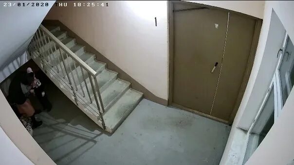 Девушка справила нужду в подъезде. Справила нужду в подъезде. туалет в подъезде. справила нужду в подъезде видеонаблюдение. туалет в подъезде видеозаписи.