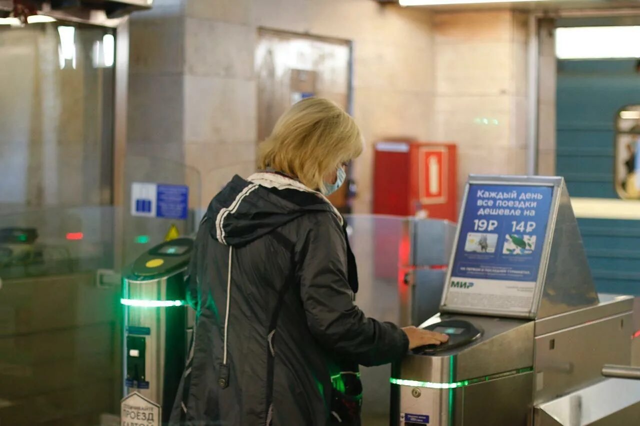 Как оплачивать проезд в метро санкт петербурга. Питер 2025 метро турникеты. турникет в метро. оплата метро петербург. касса метрополитена спб.