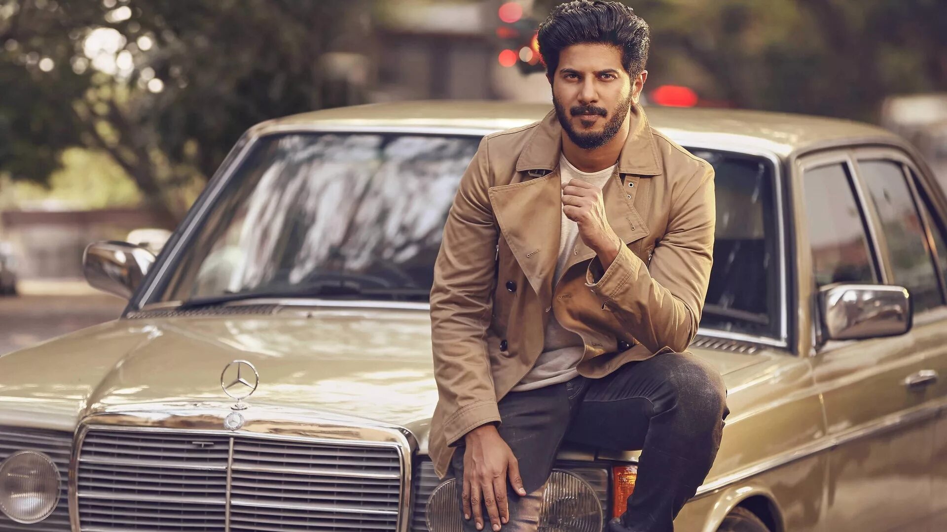 Dulquer Salmaan. Mammootty Dulquer Salmaan. Парень сидит на машине. Сижу в машине песня