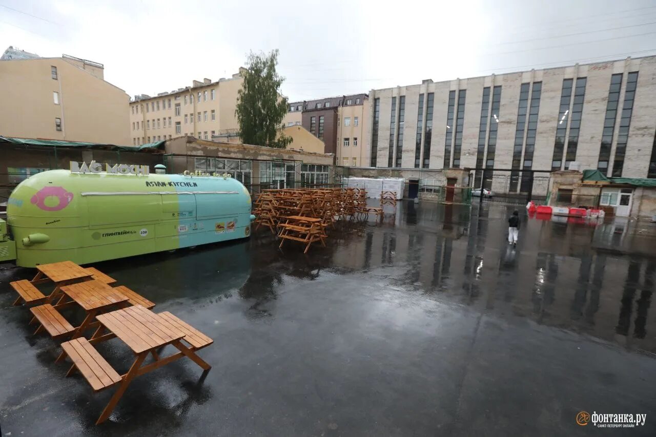 Казань улицы. На рынке. Питер в феврале. Жесткий стан петербург. Миша маркер граффити.