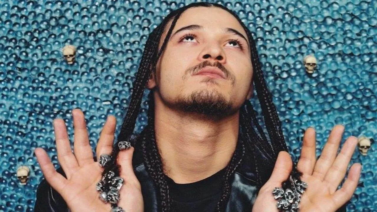 Bizzy. Bizzy. Bizzy хочу чтобы громко альбом. Bizzy bone в шапке и очках. Bizzy bone, музыкант.