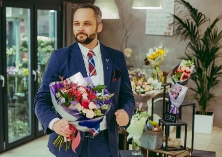 Мужчина покупает цветы