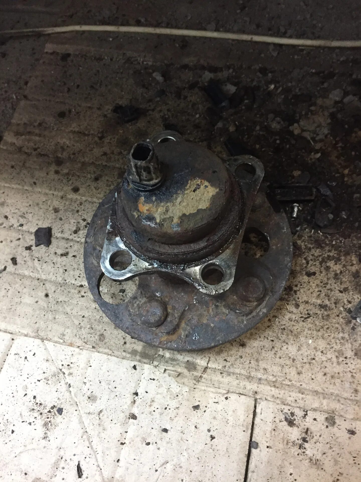 Пыльник ступицы тойота рав 4 2004 год. Замена ступицы тойота. Замена ступицы тойота. Ступичный подшипник тойота камри. Замена ступицы тонар 2013гола.