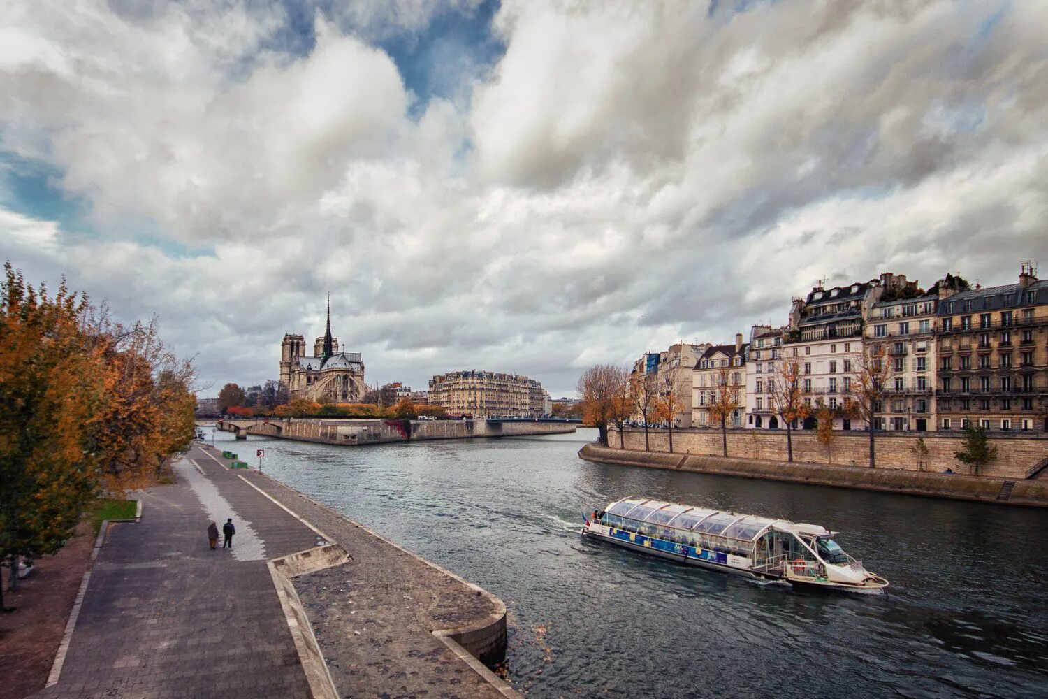 Какая река сена. La seine река. La seine в Париж. Река сена во Франции. Река сена в Париже.