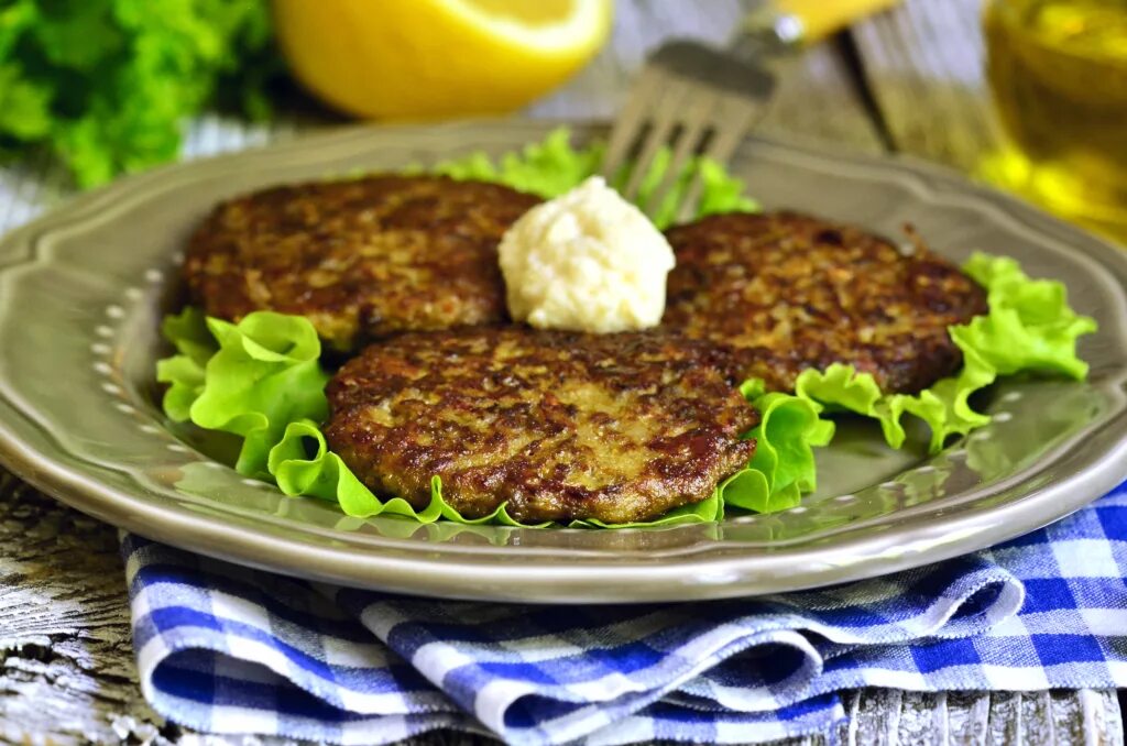 Котлеты из печени куриной на сковороде пышные. Шницель печеночный Йола. • Печеночные оладьи ½. Печеночные котлеты. Котлеты из куриной печени.