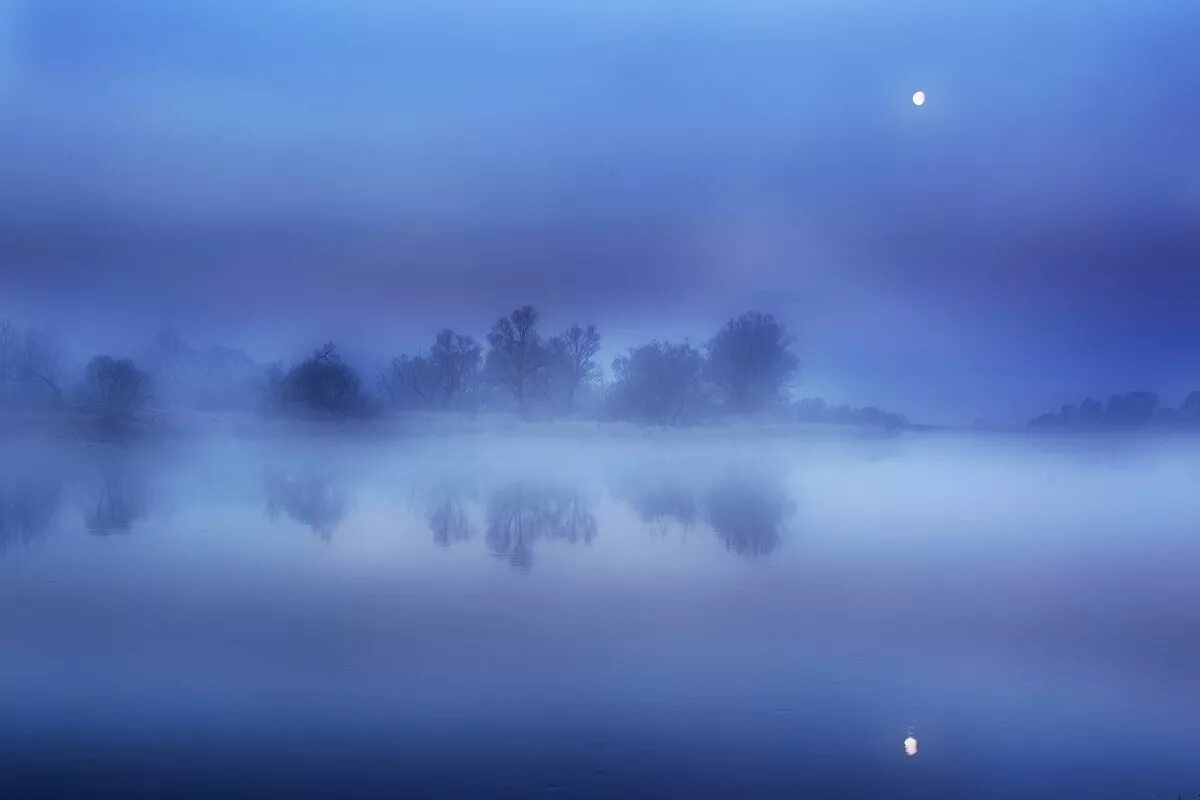 Пейзажи туман в синих тонах. Туман у голубого озера. Голубоватый туман. Туман. Голубой туман.