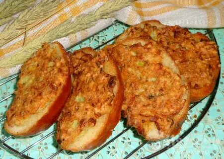 Бутерброды с луком и яйцом на сковороде