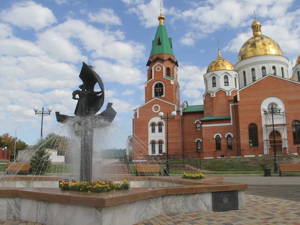 Купить в городе усть каменогорск. Усть-Каменогорск. Памятник Лихарева в Усть-Каменогорске. Усть Каменогорск достопримечательности города.