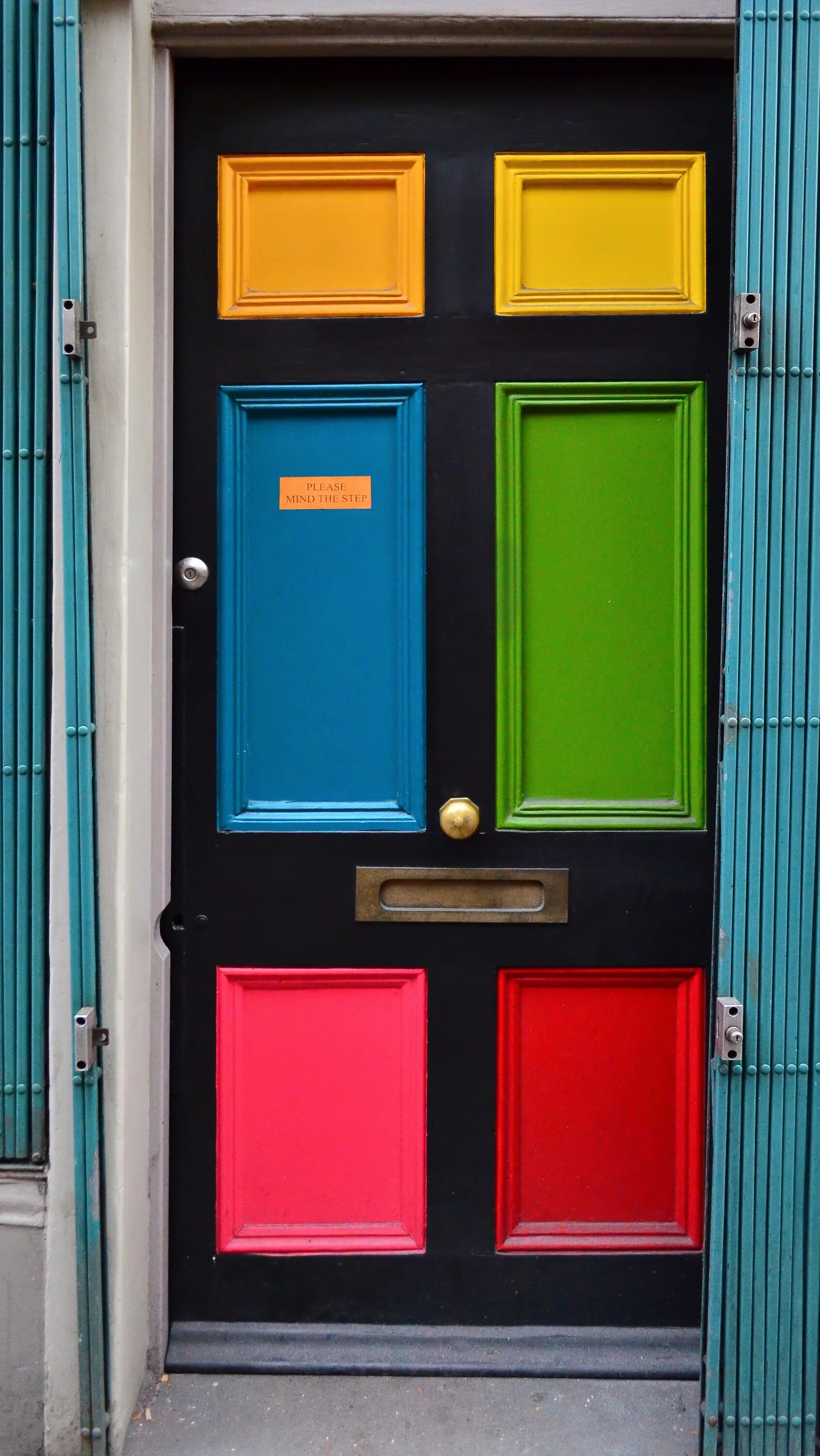 Какую дверь можно покрасить. Разноцветные двери. Разноцветные входные двери. Цветные двери в интерьере. Яркая входная дверь.