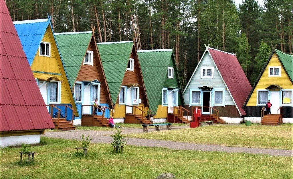 Путевка в загородную оздоровительную. Солнечная Поляна лагерь Омск Чернолучье. Лагерь Дружба Минусинский район. Загородный лагерь. Лагерь домики.