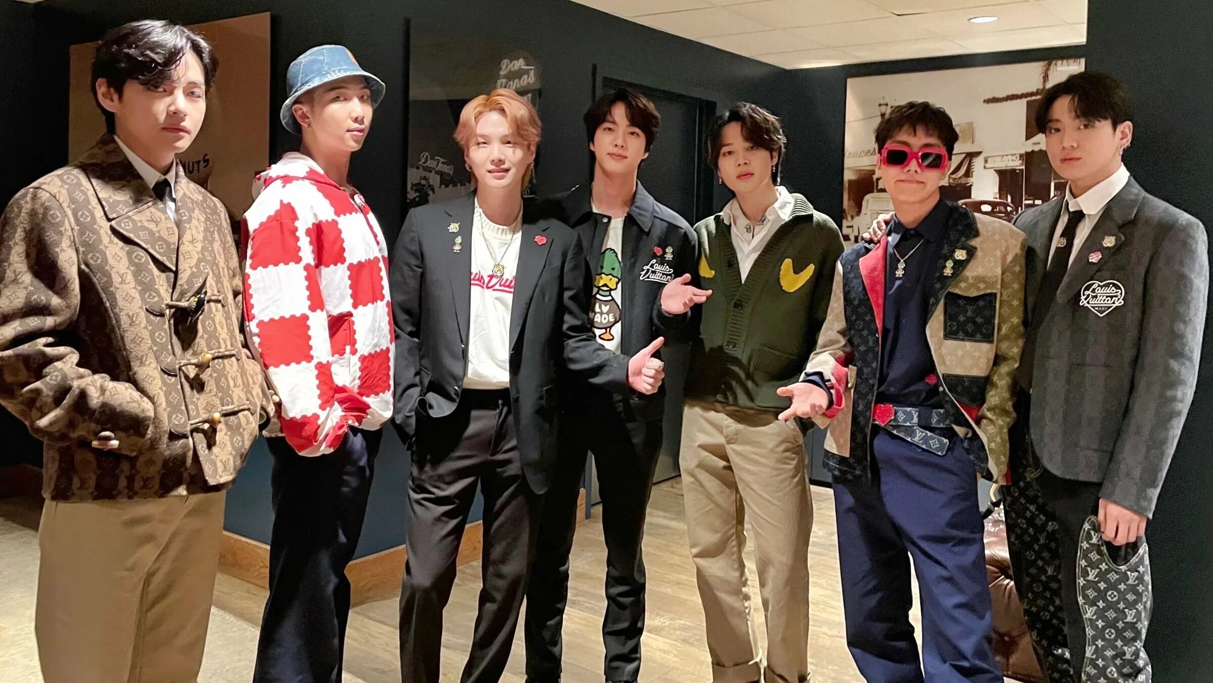 Какого года уйдут бтс. Бтс лос анджелес 2025. бтс iheartradio. thv bts. юн сок ёль.