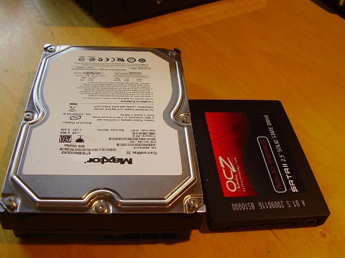 Ssd vs hdd. Жесткий диск ссд накопитель. Жёсткий диск ssd и hdd разница. Ссд против hdd. Жесткий диск ссд.