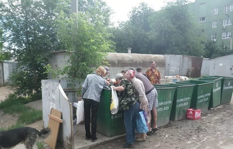 Пенсионеры возле помоек в России. Бабки дерутся за просрочку.