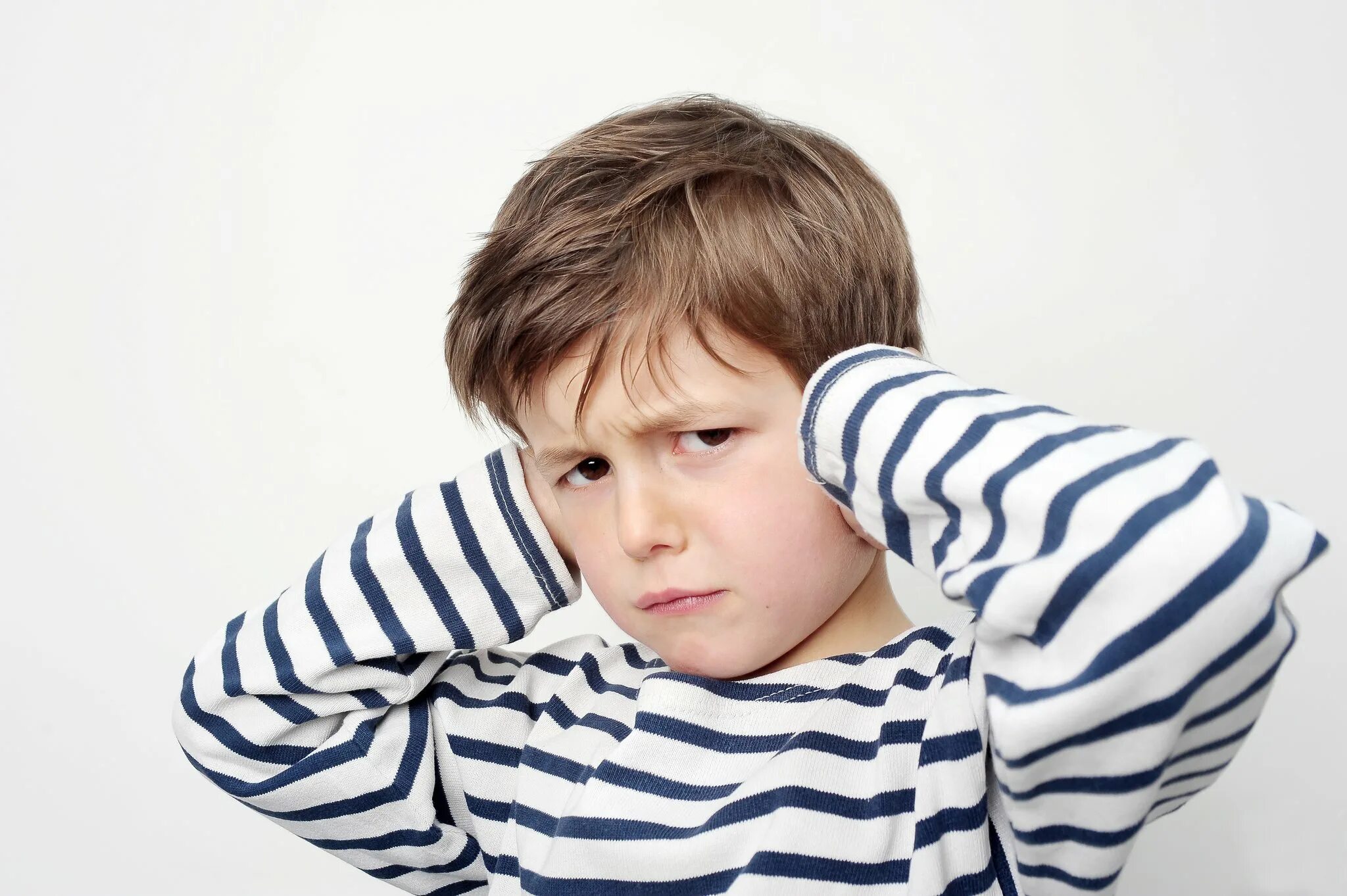 Наивный взгляд младенца. Глаза детские картинки. Недовольный ребенок. Истерики у ребенка 2 года. Ребенок очень чутко.