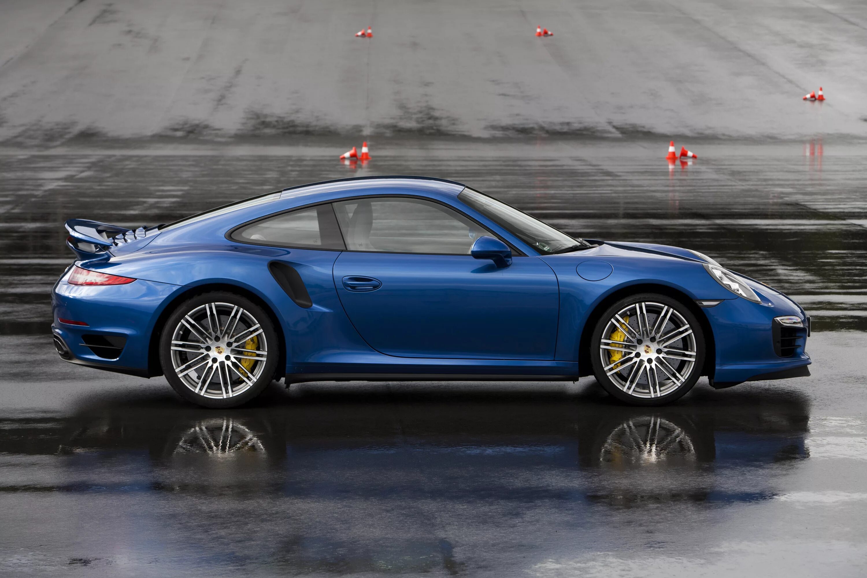 Порше сбоку. Porsche 911 turbo. porshe 911 turbo s. порше 911 турбо с 2015. порше 911 турбо s голубой.