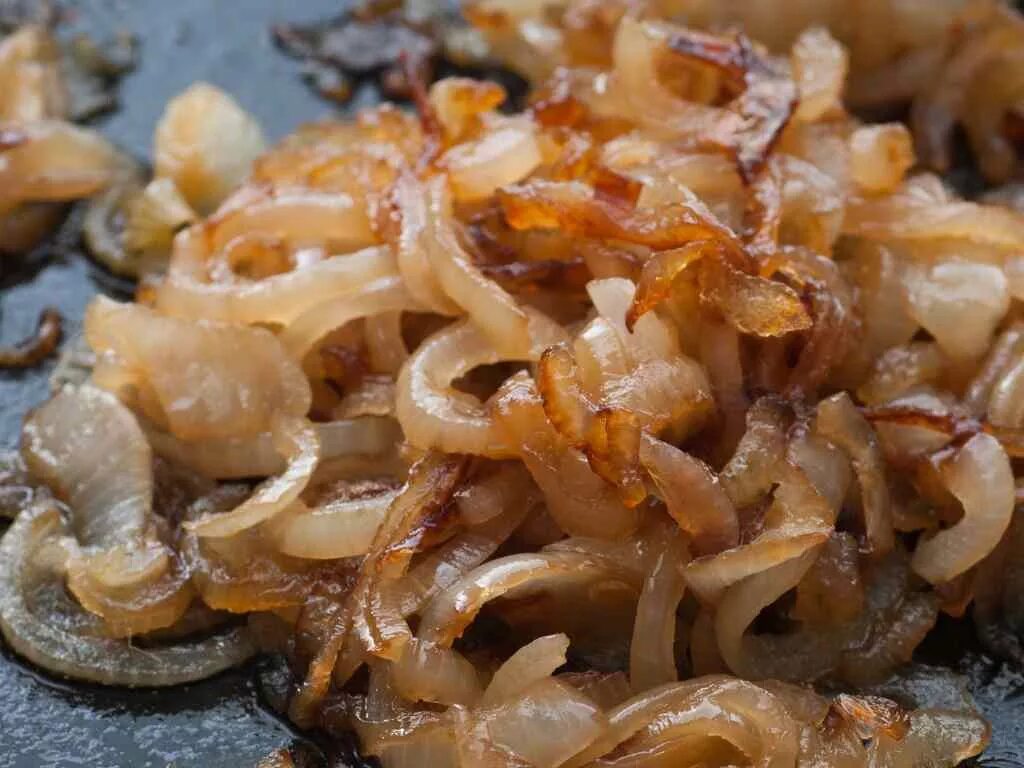 лук жареный. лук для гарнира. жареный на гриле красный лук. жареная фасоль красная. красный жареный лук рецепты.