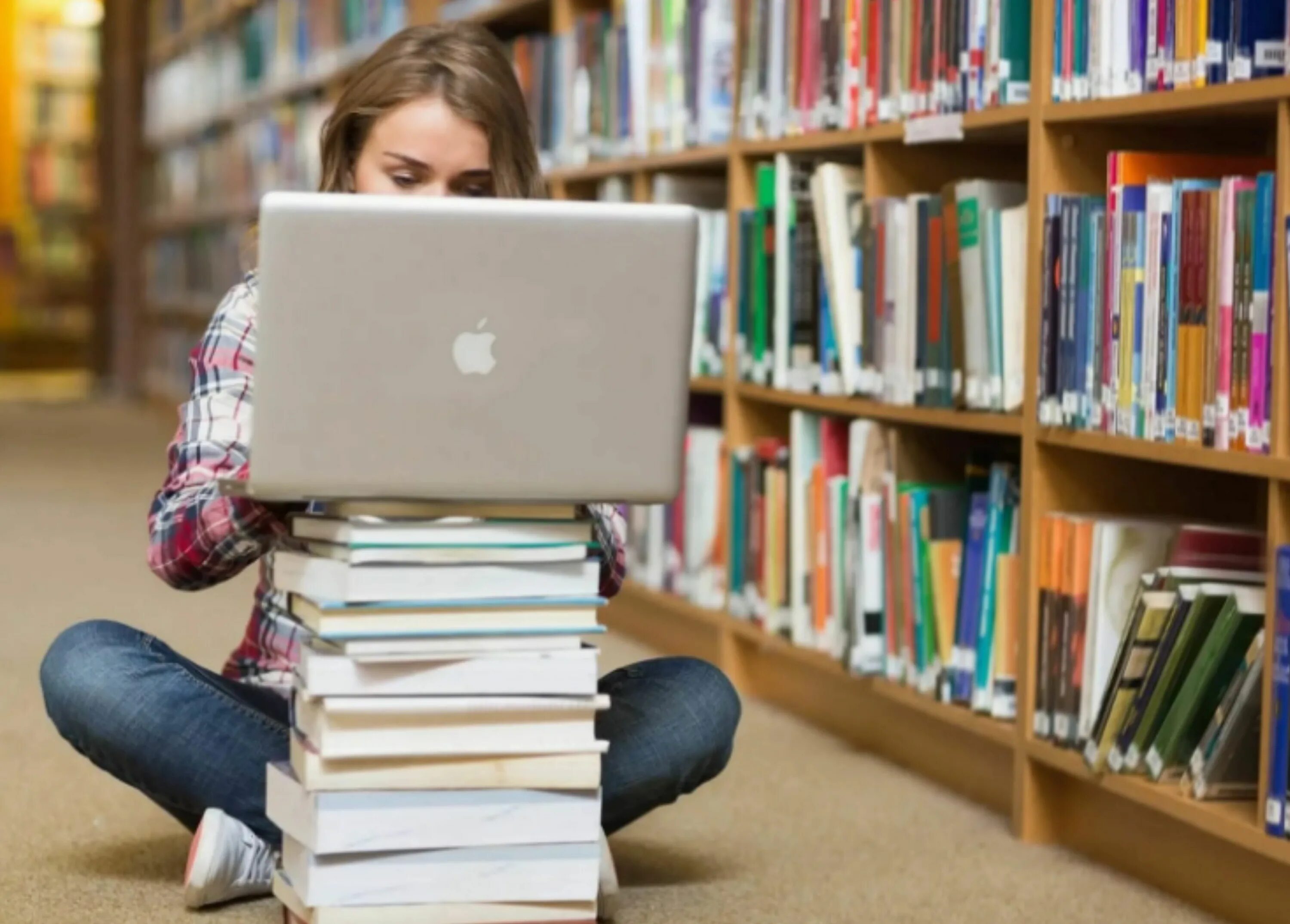 иванова искусство подбора персонала. чтение г. подросток с книгой. человек оценивающий книги. человек оценивающий книги.