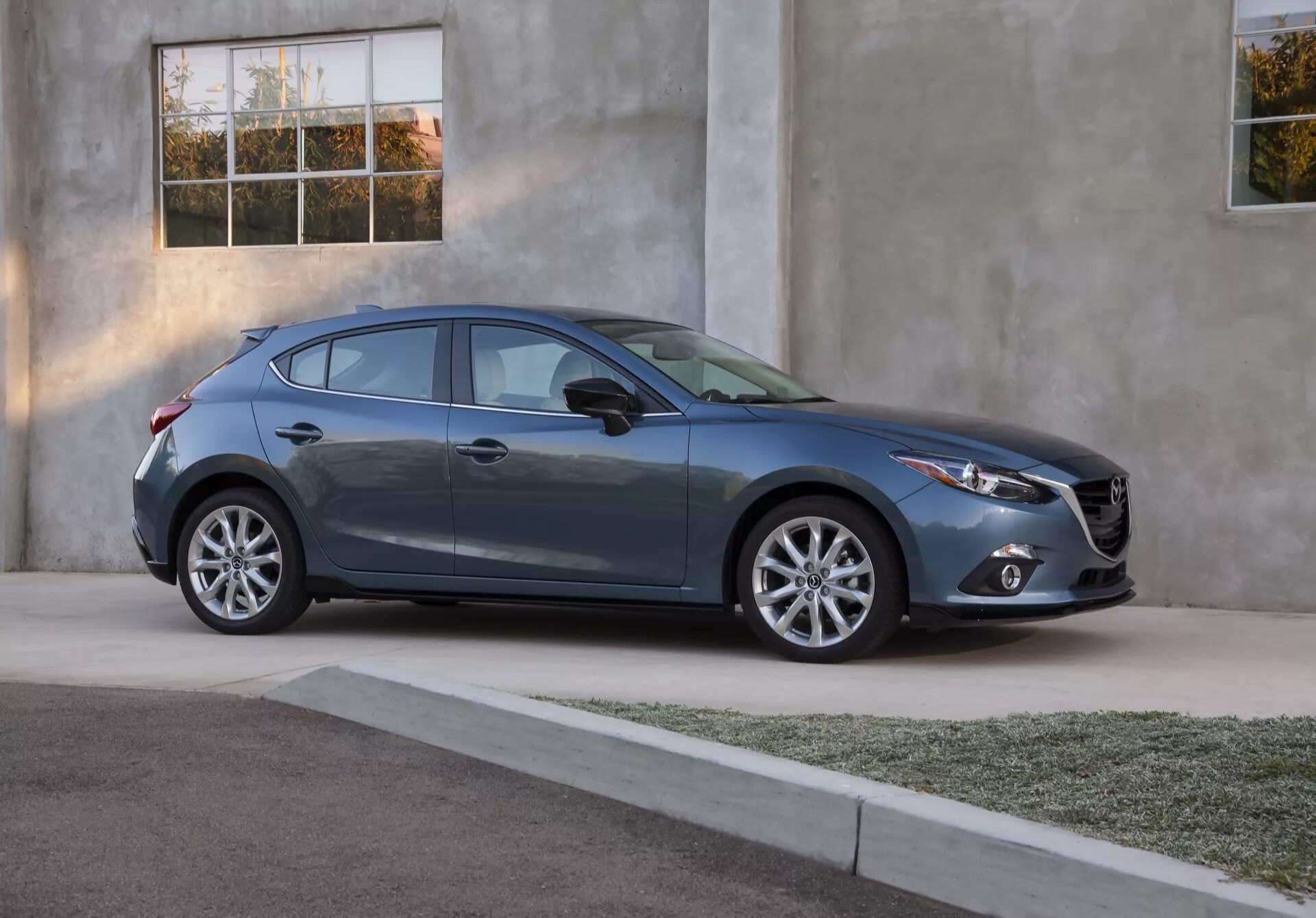 Mazda 3 2015. Мазда 3 2015 седан. Mazda 3 хэтчбек 2015. Mazda 3 2015 Hatchback.