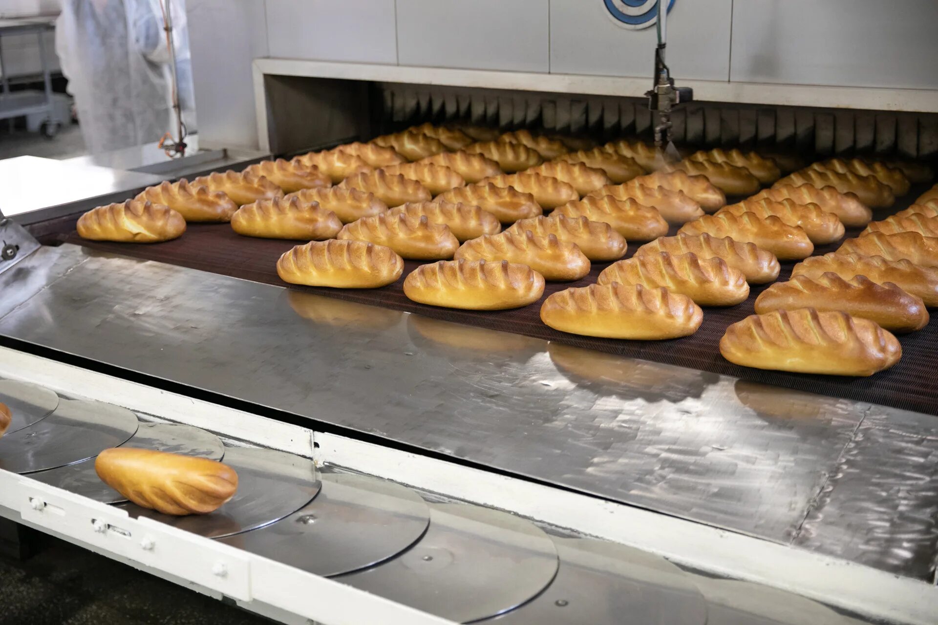 Выпечка хлеба на хлебозаводе. Рецепт батона в домашних условиях. Формовка батона. Батон хлеба. Хлебопекарная промышленность.