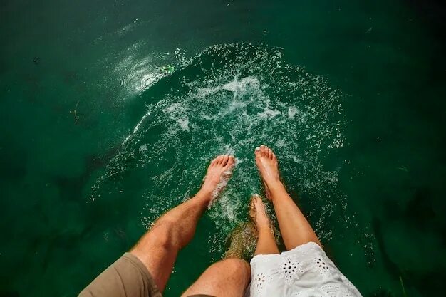 Дерево ногами в воде. Ноги в воде. Ноги девушки в воде. Пара ног в воде. Болтать ногами в воде.