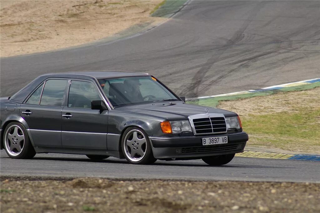 Mercedes 124 coupe. Mercedes w124 1989. Мерседес w124. Мерседес 124 300е. Мерседес 124 купе.