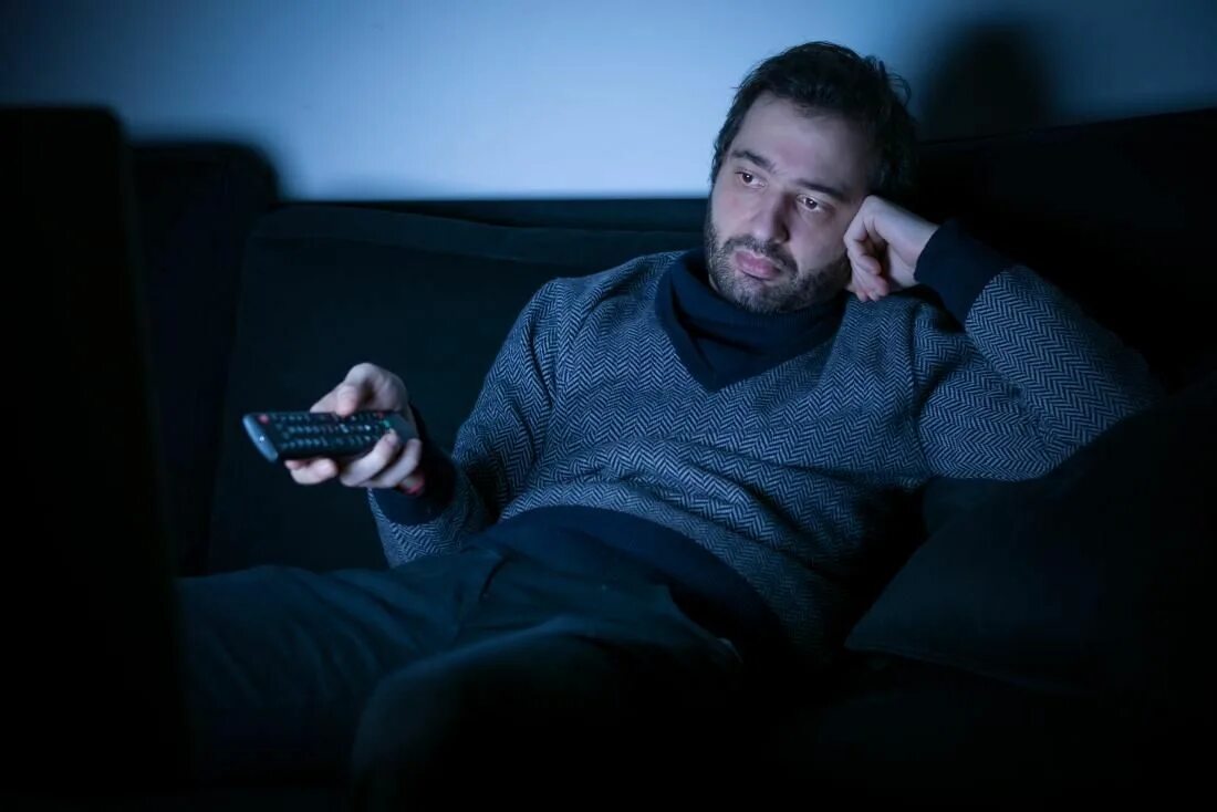 Тв мэн фото. Man watching tv. Папа телевизор. Человек перед телевизором. Человек на диване перед телевизором.