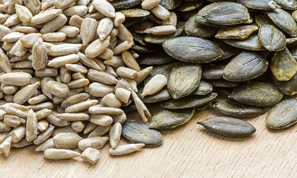 Съедобные семена. Семечки подсолнечника и тыквенные. Мешочек с семенами. Подсолнечные семечки. Тыквенные и подсолнечные семечки.