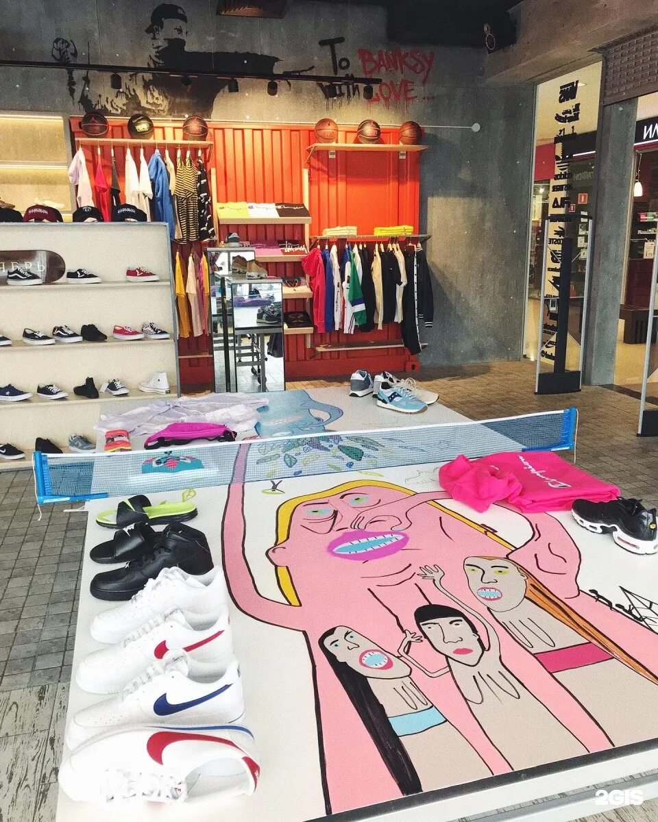 Сникер шоп томск. Магазины сникер томск изумрудный город. The sneaker новокузнецк. Сникерс стор калининград. Изумрудный город в томске магазины одежды.
