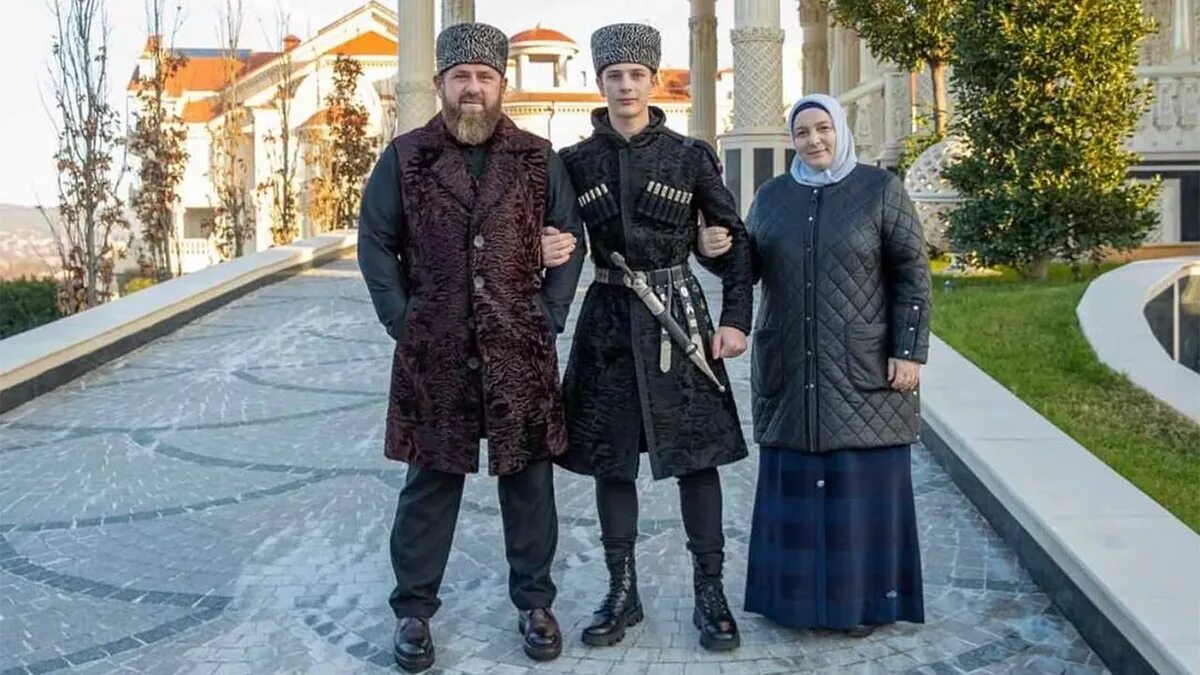 Кадыров младший сын. Старший сын рамзана кадырова 2025. фото рамзана кадырова 2025. сыновья рамзана кадырова 2025.